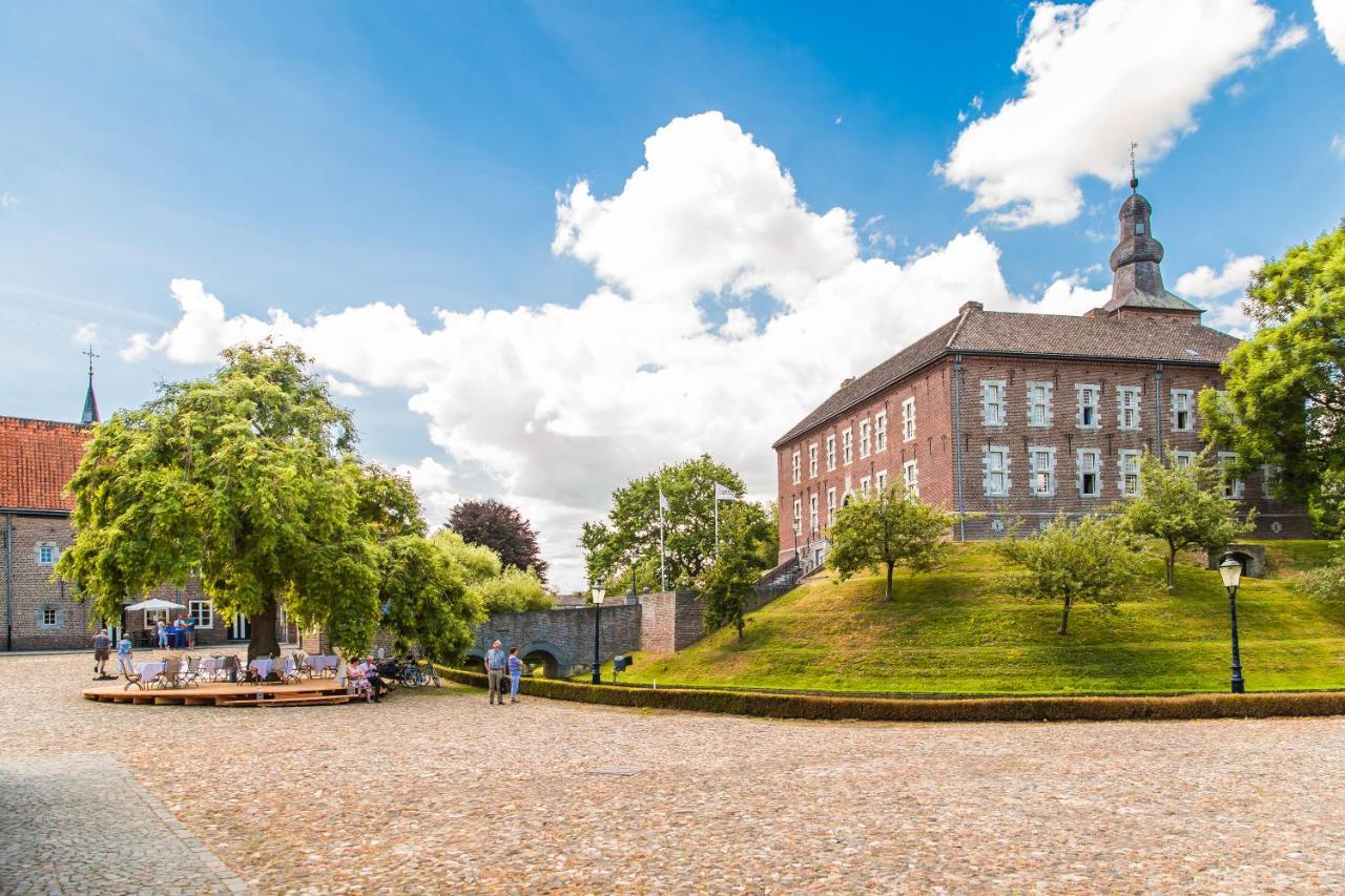 Landgoed Kasteel Limbricht Bed & Breakfast ภายนอก รูปภาพ